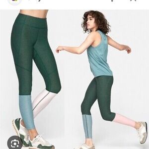 Outdoor Voices Colorblock 7/8 Dipped Warmup Leggings – Size Medium